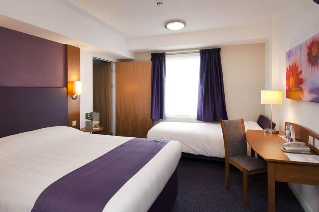 Premier Inn Glasgow Airport Пейсли Номер фото