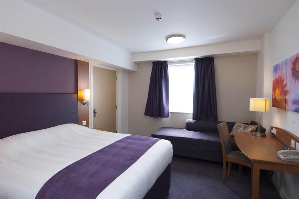 Premier Inn Glasgow Airport Пейсли Номер фото